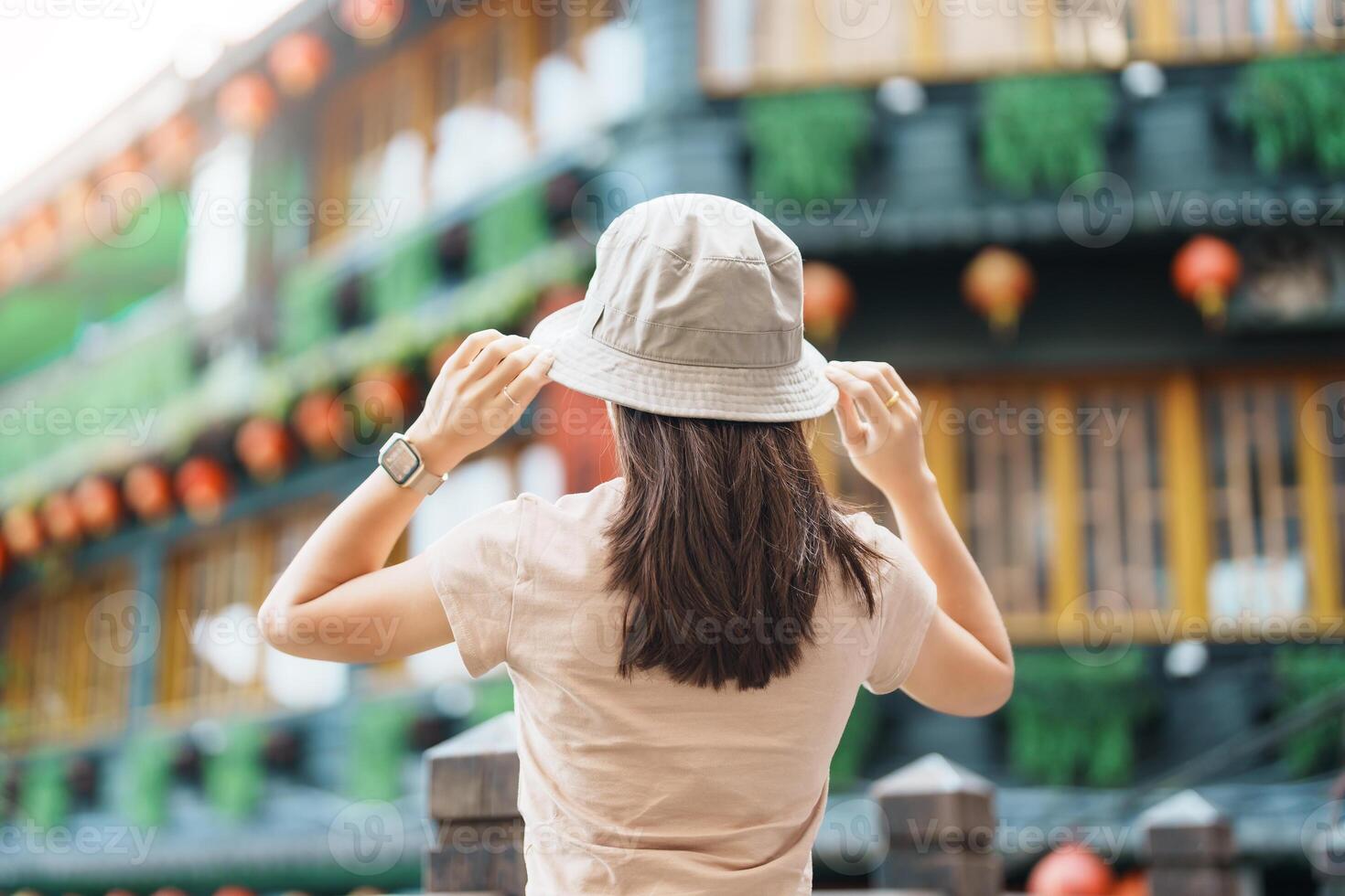 mulher viajante visitando dentro Taiwan, turista com chapéu passeios turísticos dentro Jiufen velho rua Vila com chá casa fundo. ponto de referência e popular atrações perto Taipei cidade . viagem e período de férias conceito foto