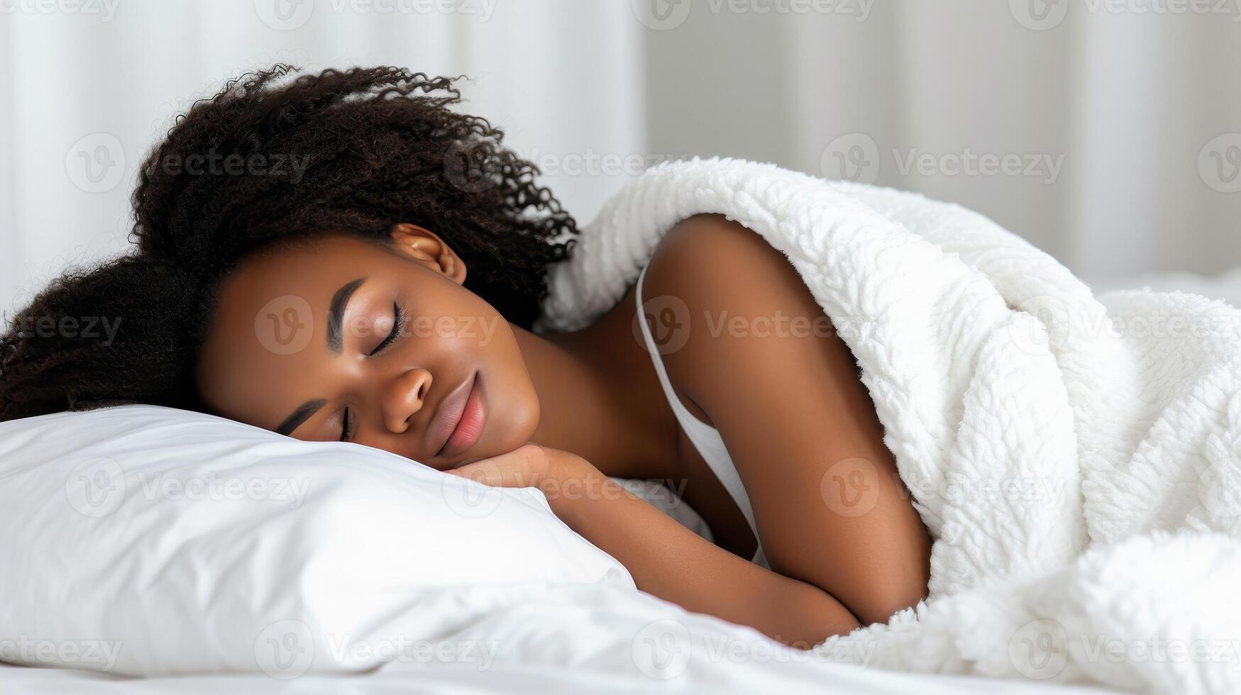 ai gerado feliz africano americano mulher, 20 anos velho, dormindo pacificamente em uma branco cama com branco cobertor foto