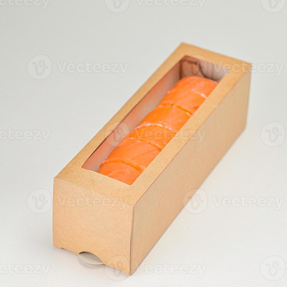 cartão caixa preenchidas com laranjas em branco mesa foto