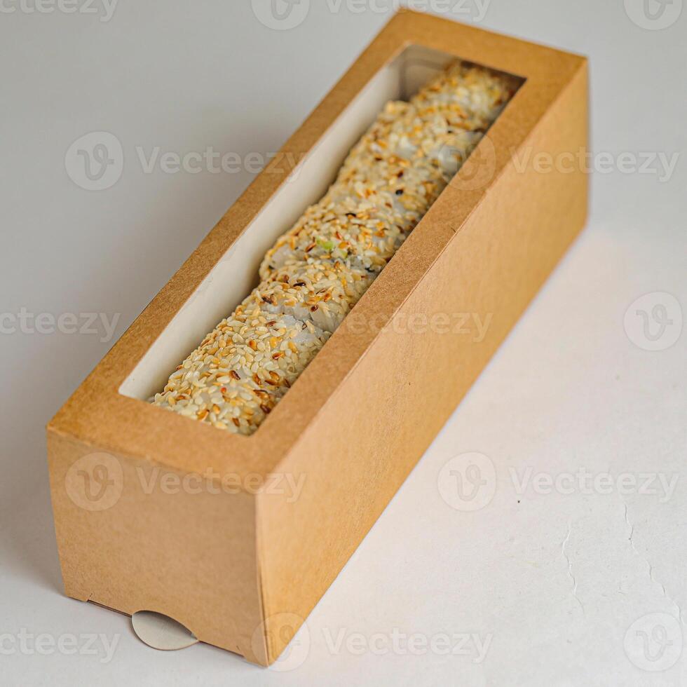 caixa do pássaro semente em branco mesa foto