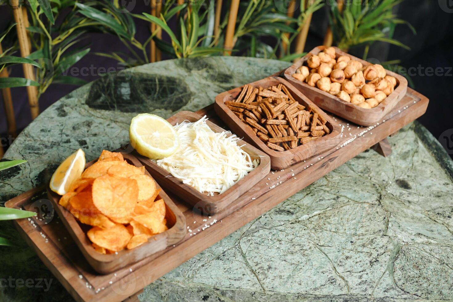 mesa com pratos do Comida e crânio mascarar foto