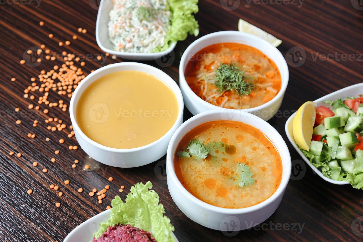 mesa adornado com taças do sopa e fresco legumes foto
