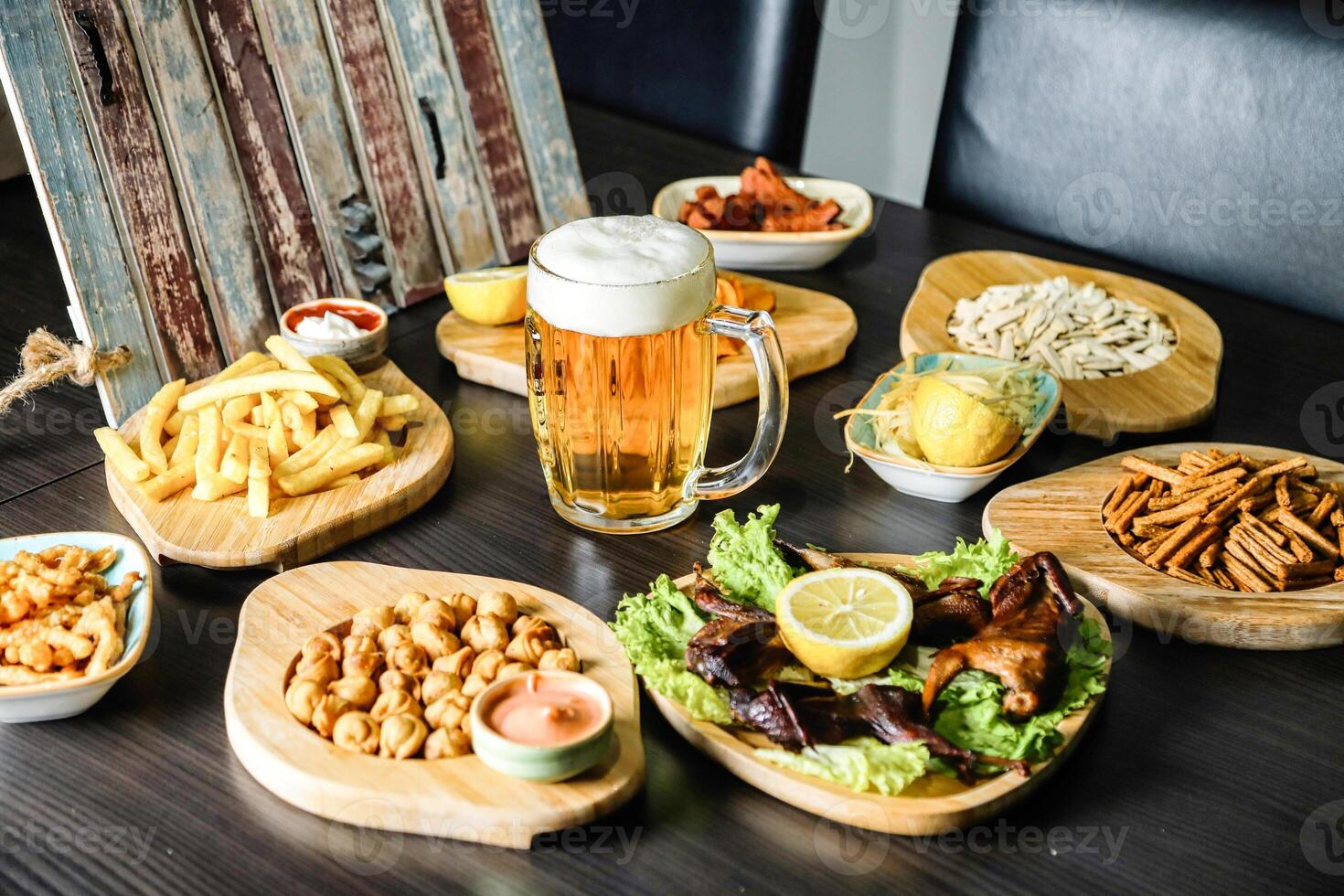 mesa com Comida pratos e caneca do Cerveja foto