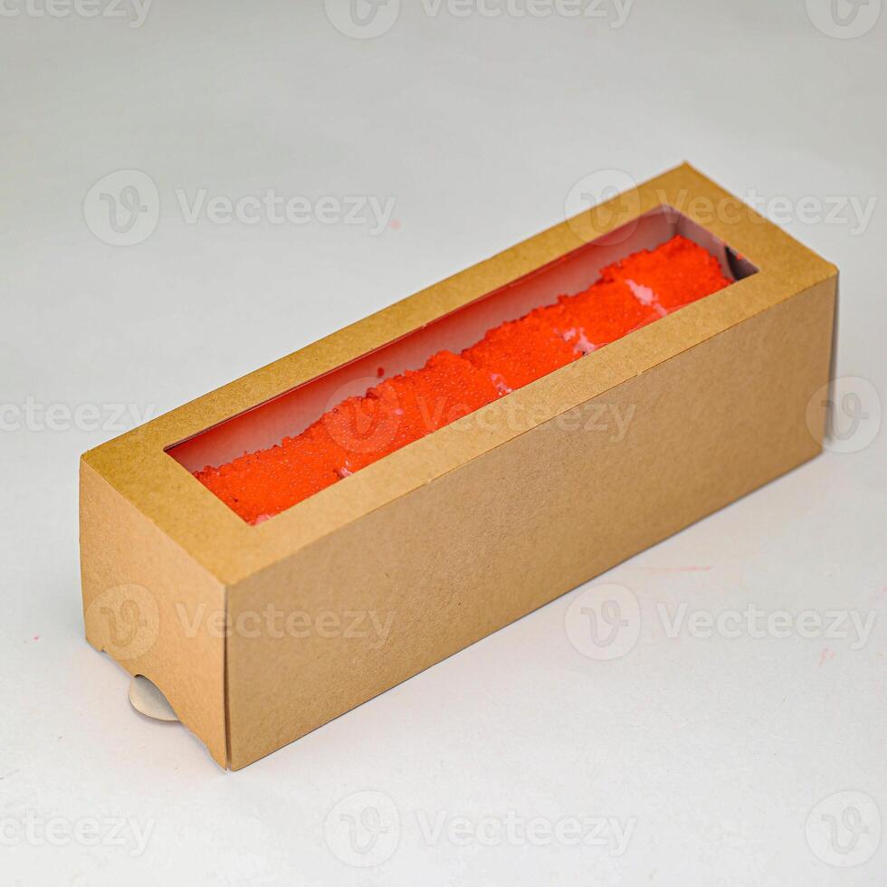cartão caixa preenchidas com vermelho velas em branco mesa foto