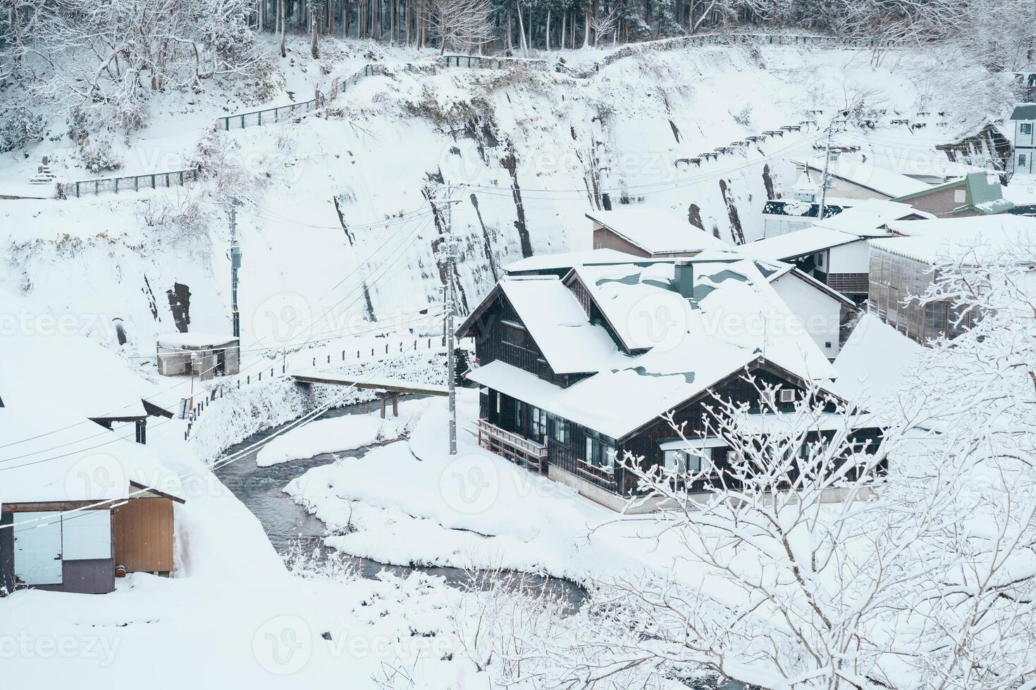 lindo Visão do ginzan Onsen Vila com neve outono dentro inverno estação é a maioria famoso japonês quente Primavera dentro Yamagata, Japão. foto