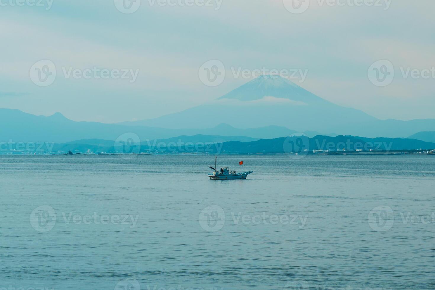 cenário kamakura Yuigahama de praia com kamakura cidade e Fujisan montanha. montar Fuji atrás enoshima ilha às Kamakura, Kanagawa, Japão. ponto de referência para turista atração perto Tóquio foto