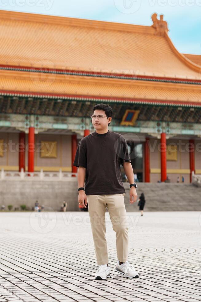 homem viajante visitando dentro Taiwan, turista passeios turísticos dentro nacional Chiang kai shek memorial ou corredor liberdade quadrado, Taipei cidade. ponto de referência e popular atrações. Ásia viagem conceito foto