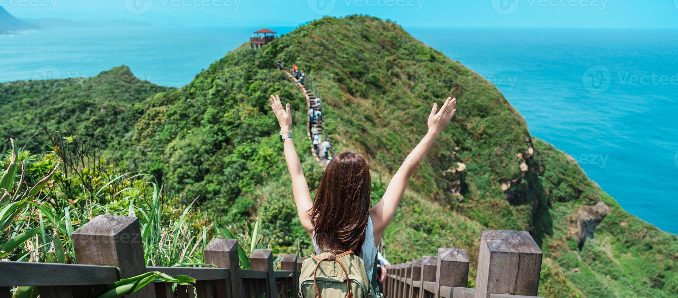 mulher viajante visitando dentro Taiwan, turista com mochila passeios turísticos dentro bitou capa caminhada trilha, Novo Taipei cidade. ponto de referência e popular atrações perto Taipei. Ásia viagem conceito foto