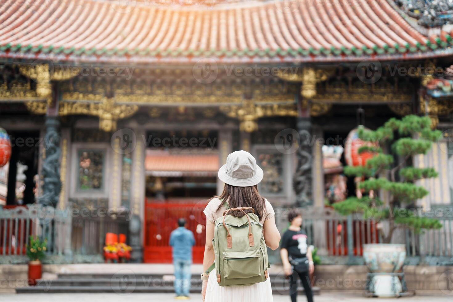 mulher viajante visitando dentro Taiwan, turista com chapéu passeios turísticos dentro Longshan têmpora, chinês folk religioso têmpora dentro wanhua distrito, Taipei cidade. ponto de referência e popular. viagem e período de férias conceito foto