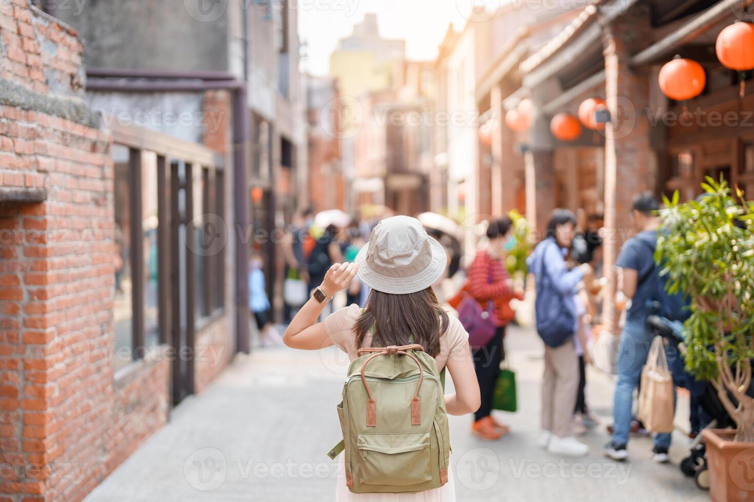 mulher viajante visitando dentro Taiwan, turista com mochila e chapéu passeios turísticos dentro bopiliao histórico bloquear, ponto de referência e popular atrações dentro Taipei cidade. Ásia viagem foto