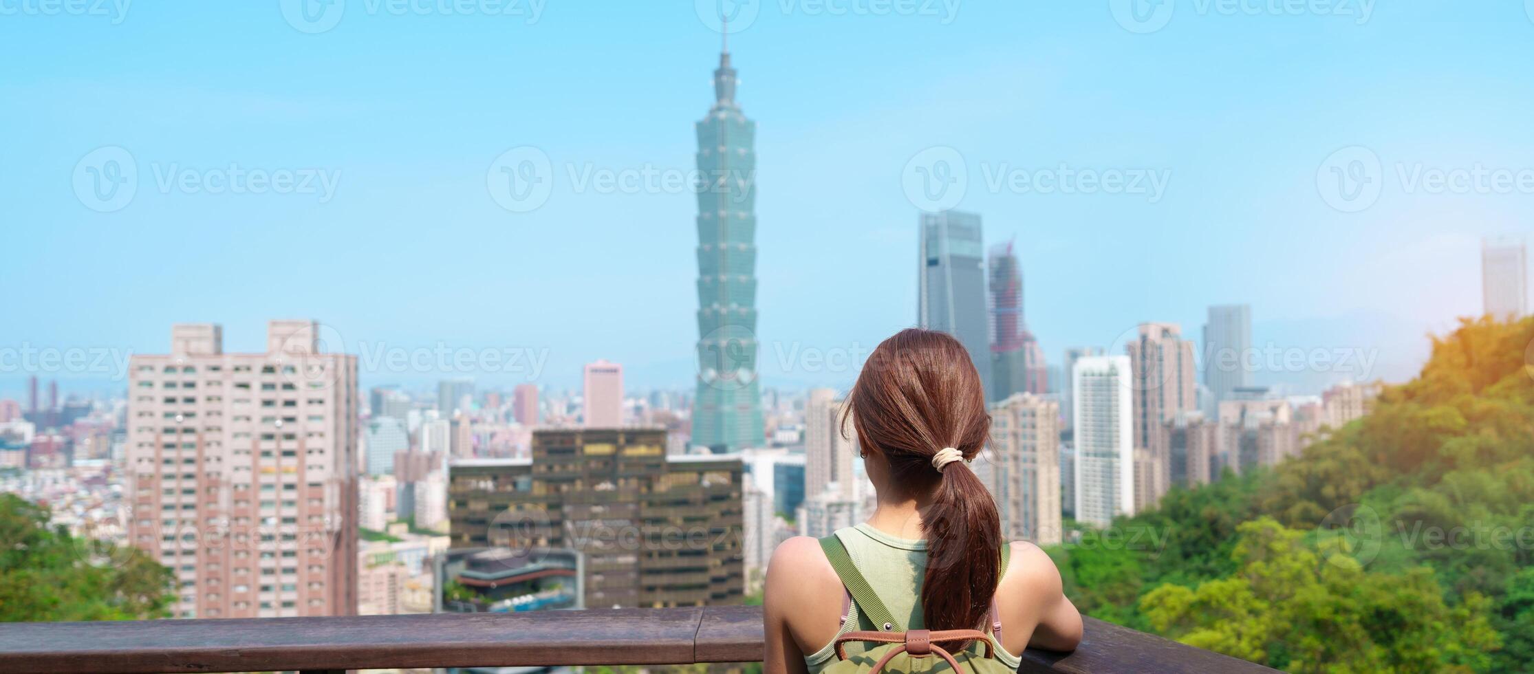 mulher viajante visitando dentro Taiwan, turista olhando Taipei cidade durante passeios turísticos e caminhada às elefante montanha ou Xiangshan, ponto de referência e popular atrações. Ásia viagem, período de férias e viagem conceito foto