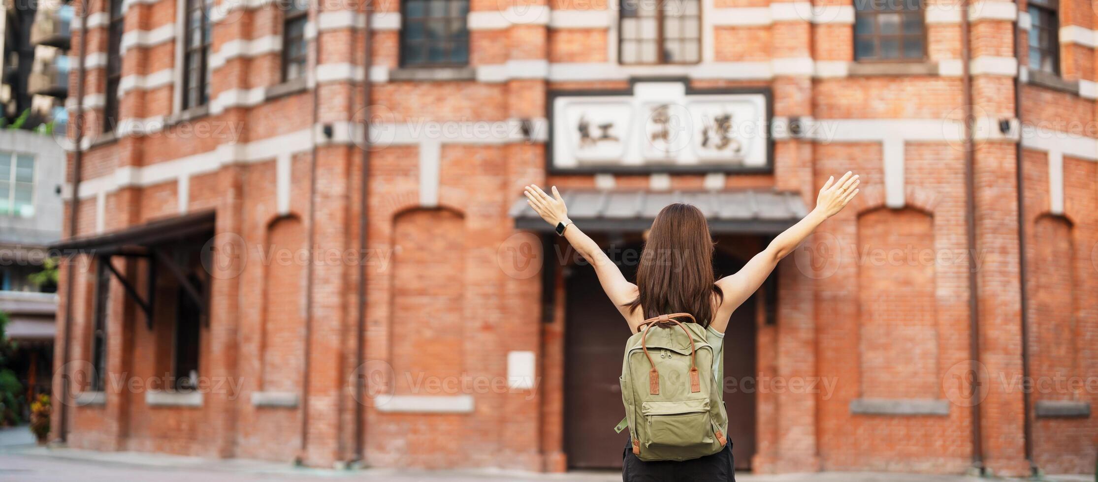 mulher viajante visitando dentro Taiwan, turista passeios turísticos às vermelho casa ou velho teatro dentro Ximen, Taipei cidade. ponto de referência e popular atrações. Ásia viagem, viagem e período de férias conceito foto