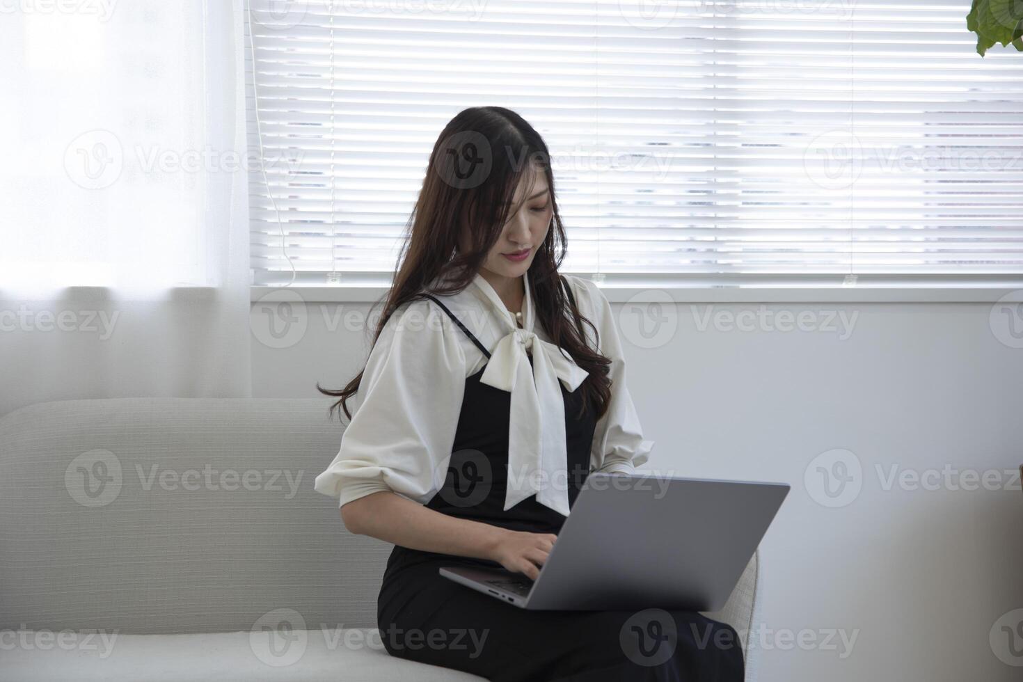 uma trabalhando japonês mulher de controlo remoto trabalhos dentro a casa escritório fechar-se foto