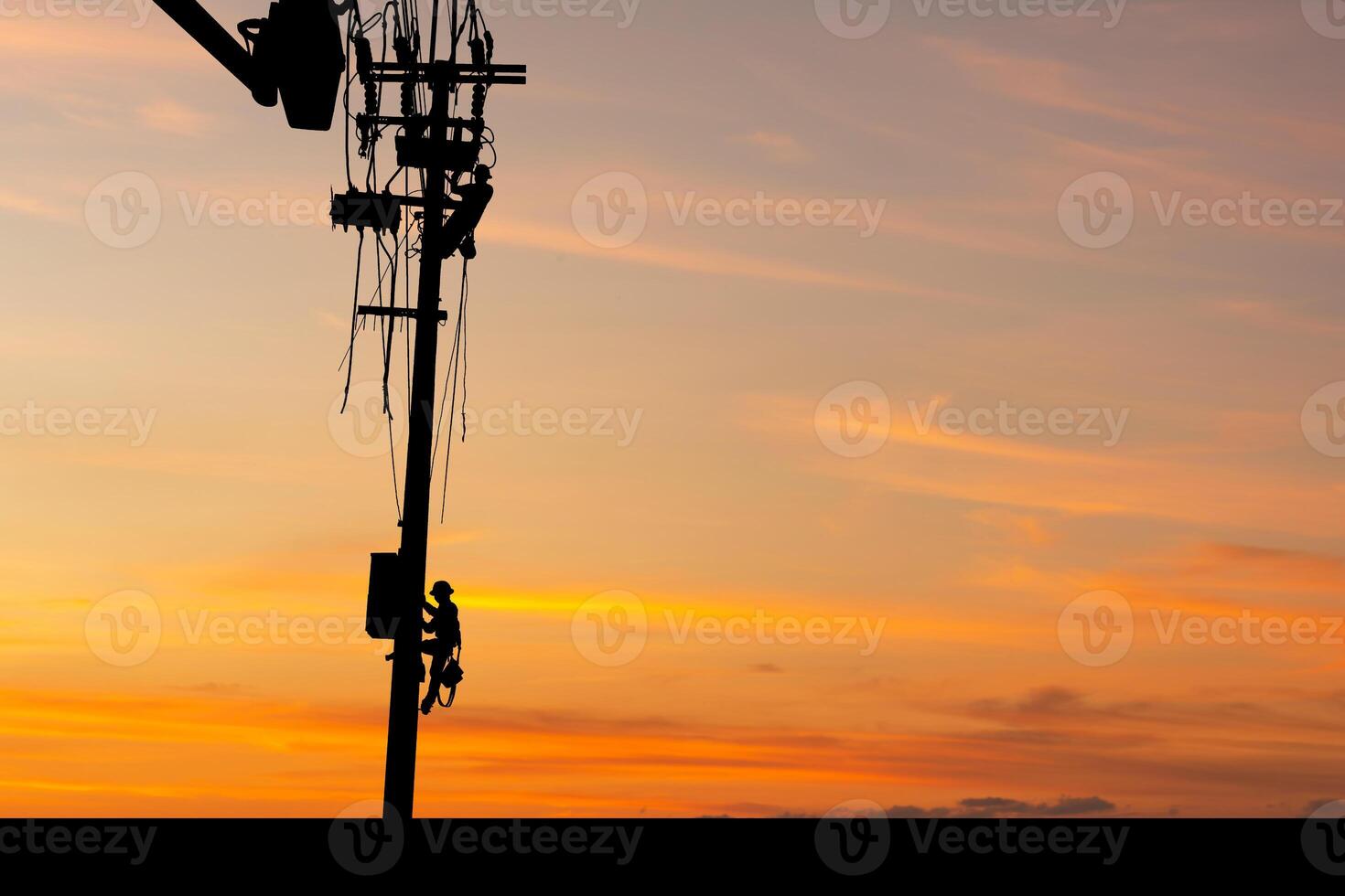 silhueta de eletricista escala um poste e usa um teleférico para manter um sistema de linha de alta tensão, sombra de eletricista eletricista reparador em trabalho de escalada no poste de energia elétrica foto