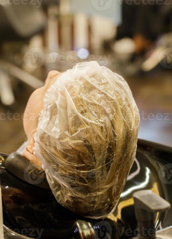 cliente s dentro beleza salão com cabelo mascarar dentro afundar. Alto qualidade foto