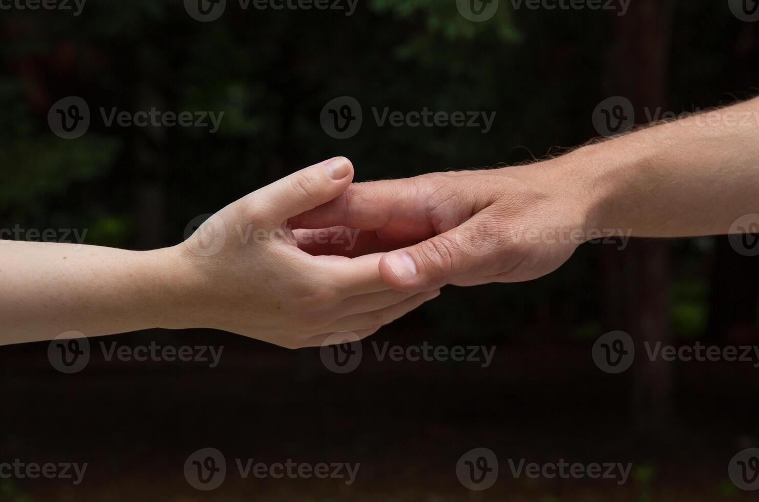 a mão alcança para a mão. Alto qualidade foto