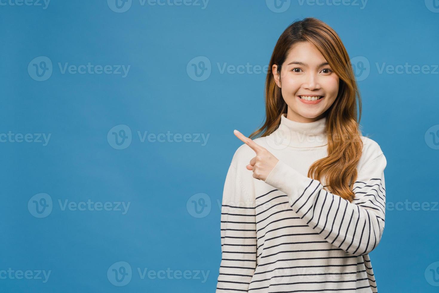 retrato de jovem asiática sorrindo com uma expressão alegre foto