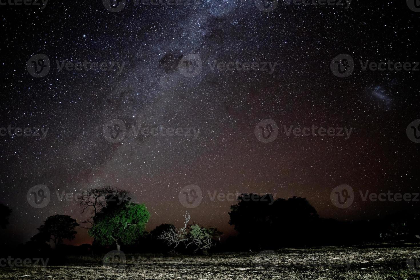 panorama de céu noturno claro com estrelas foto