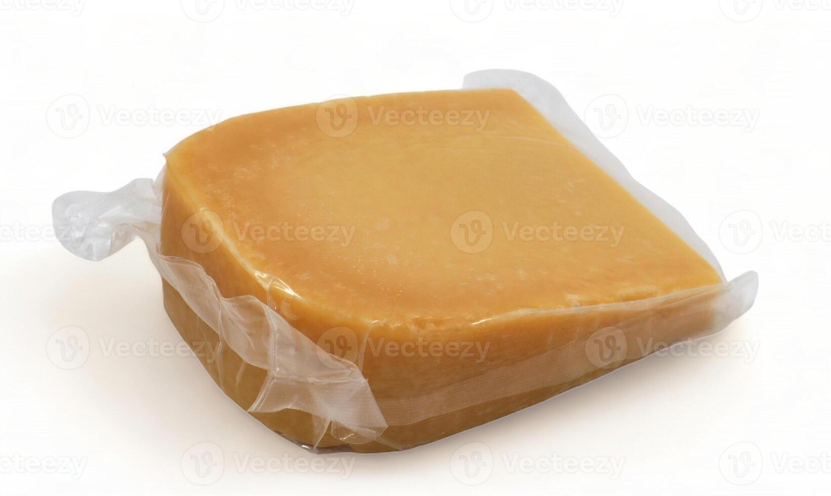 1 parmesão queijo triângulo dentro uma transparente plástico embrulho com suave sombras mentiras em uma branco fundo. vácuo plástico saco com queijo. brincar, embalagem modelo com recorte caminho. foto