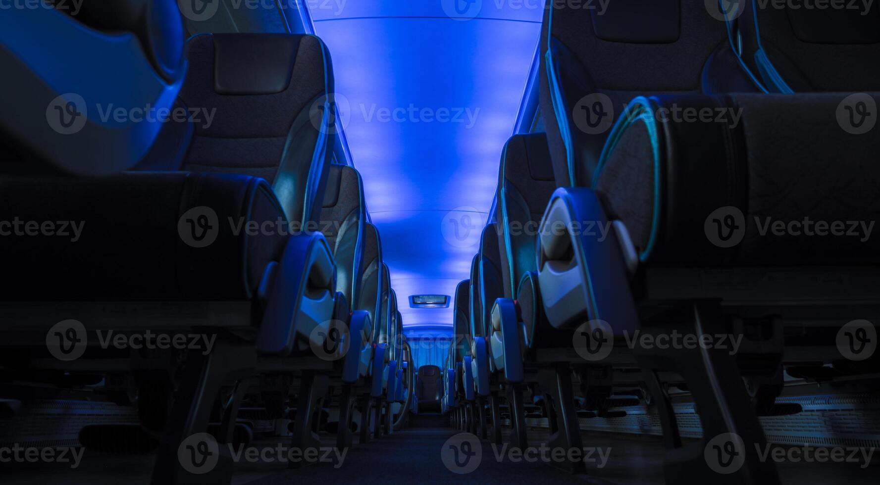 confortável azul iluminado treinador ônibus interior. foto