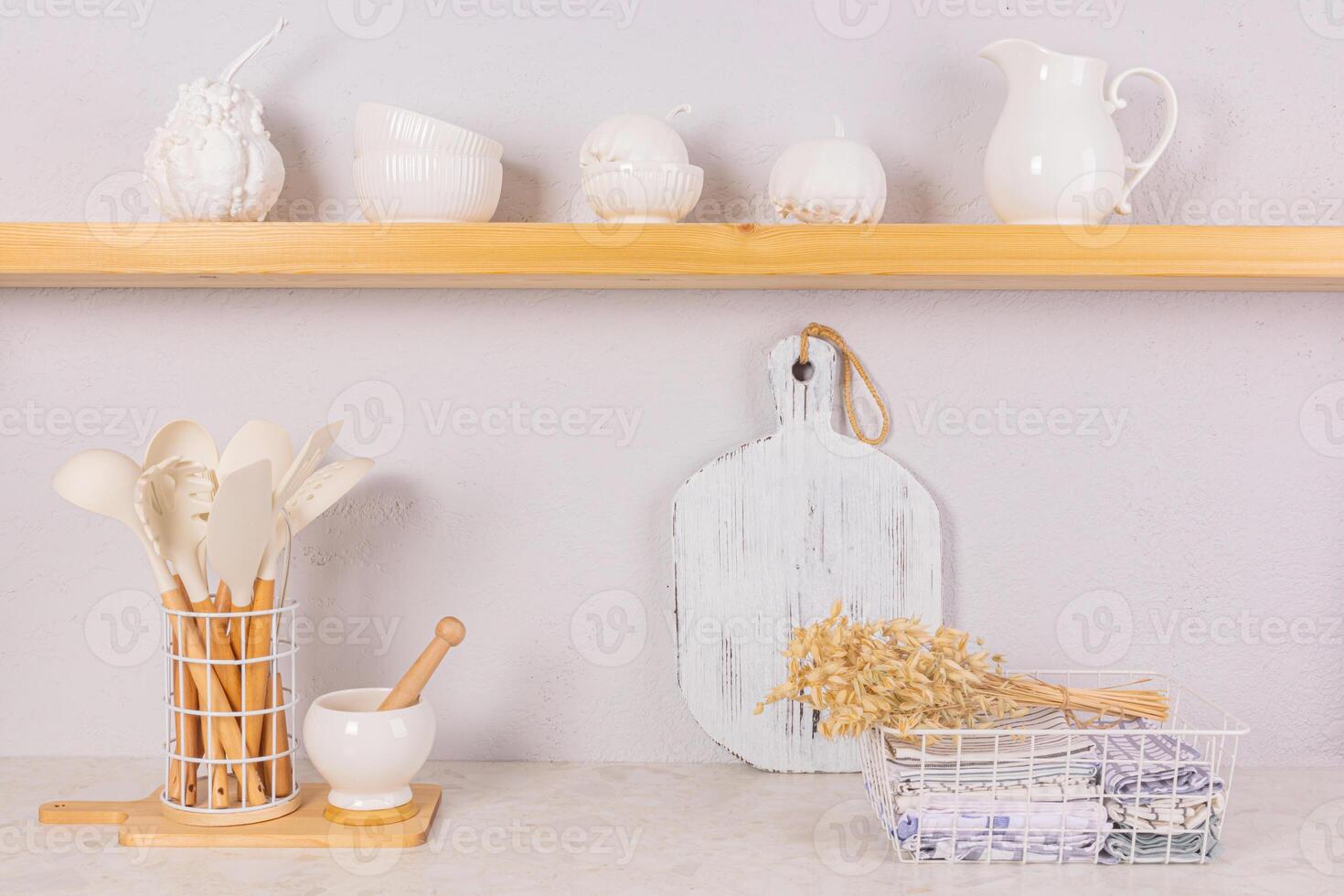 brilhante cozinha espaço dentro uma moderno cozinha. toalhas dentro uma metal cesta, uma conjunto do cozinha ferramentas. decorativo abóboras em a aberto de madeira prateleira. frente visualizar. foto