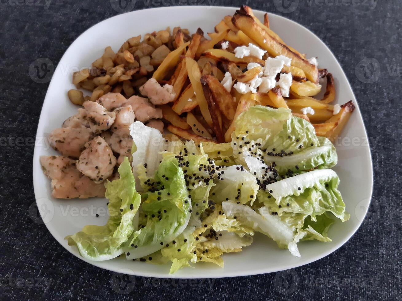 caseiro grelhado frango com francês fritas, grelhado picado Berinjela e verde salada, servido em uma branco prato foto