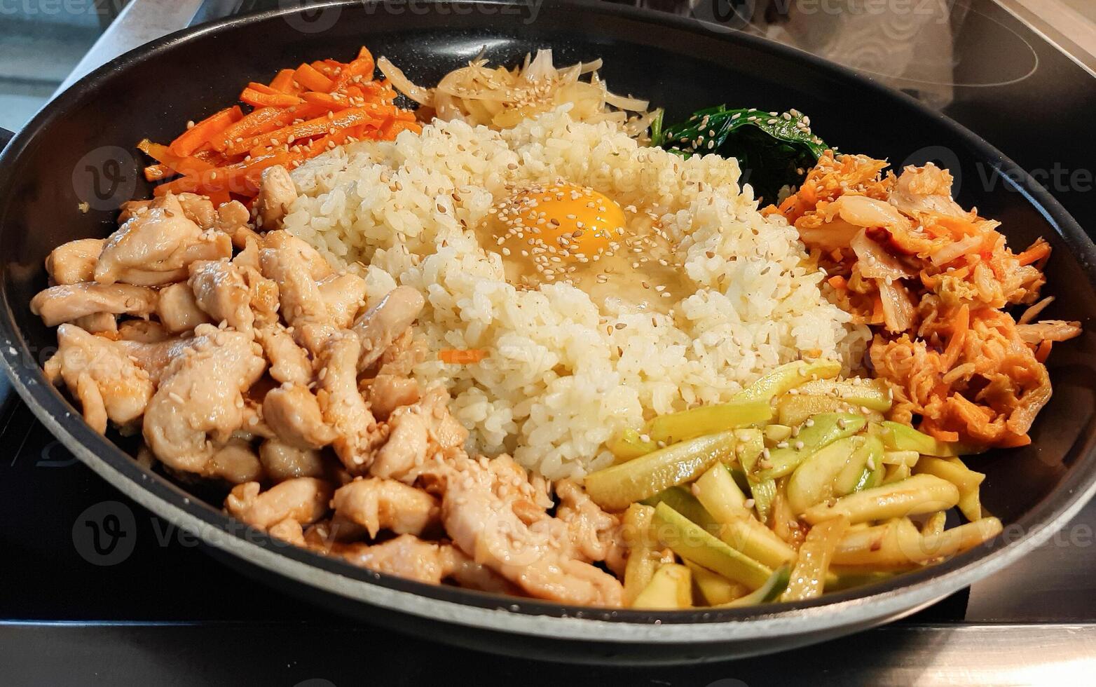 bibimbap prato do carne, arroz, legumes e ovo foto