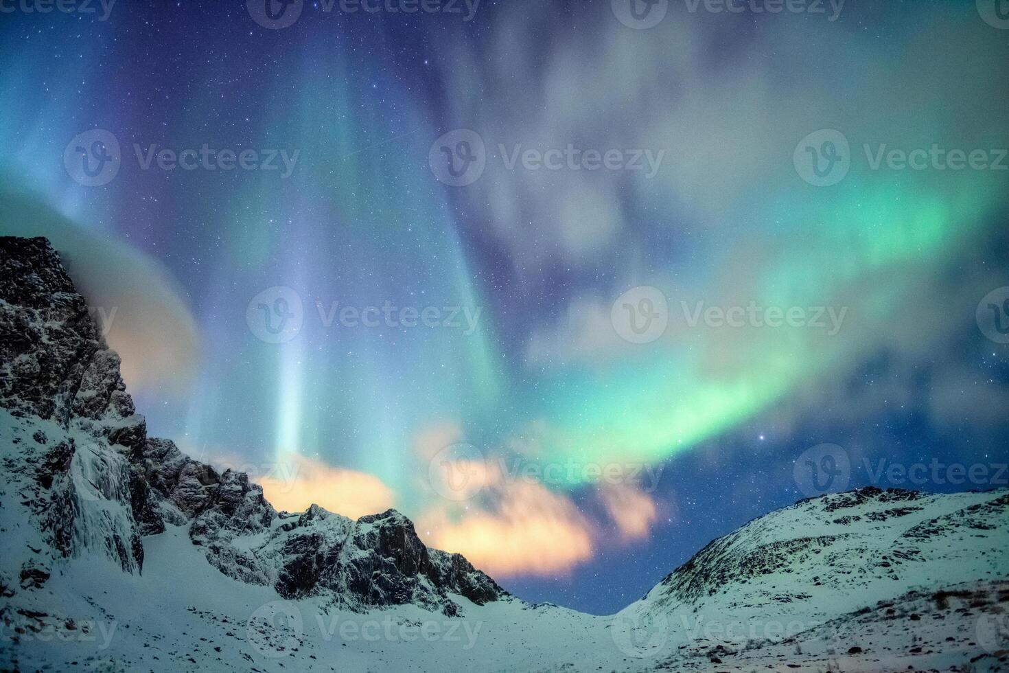 aurora boreal, norte luzes com estrelado sobre Nevado montanha dentro a noite às lofoten ilhas foto