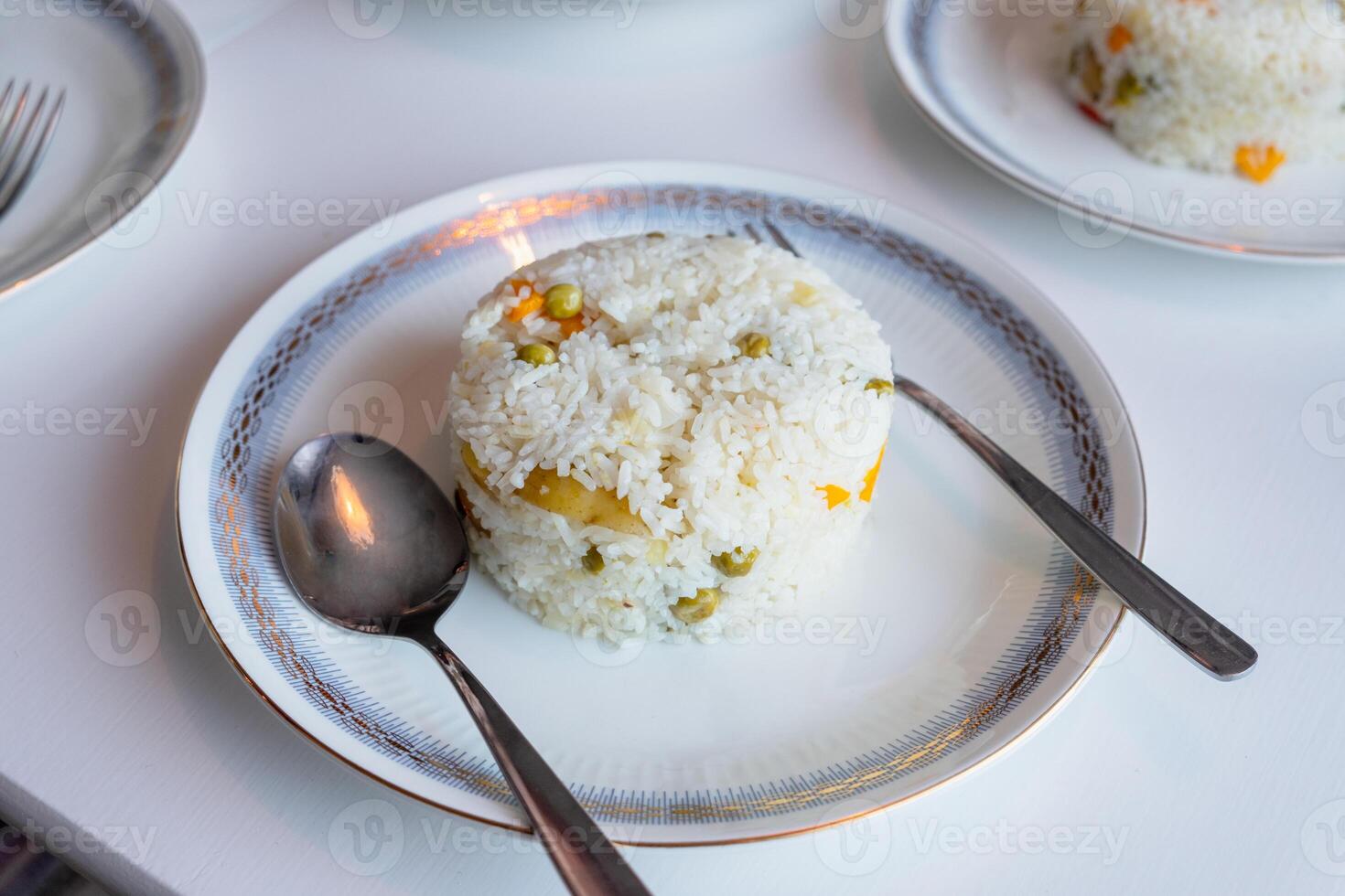 jasmim arroz misturado com batata e ervilhas para saudável dentro cerâmico prato foto