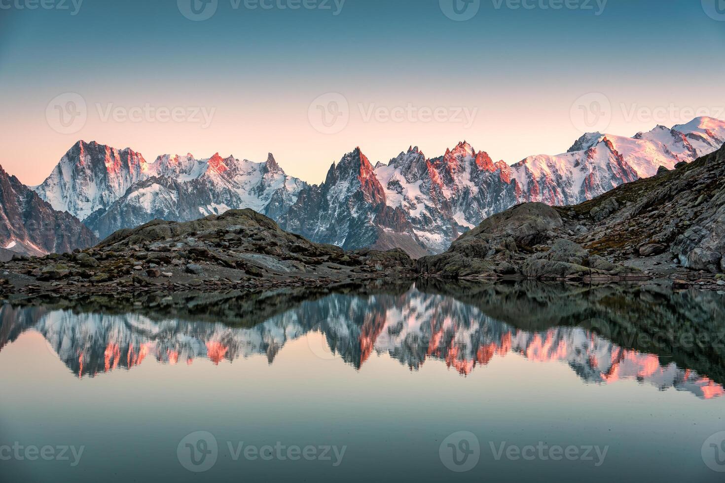 laca blanc com mont blanc montanha alcance refletir em a lago dentro francês Alpes às a pôr do sol. chamonix, França foto