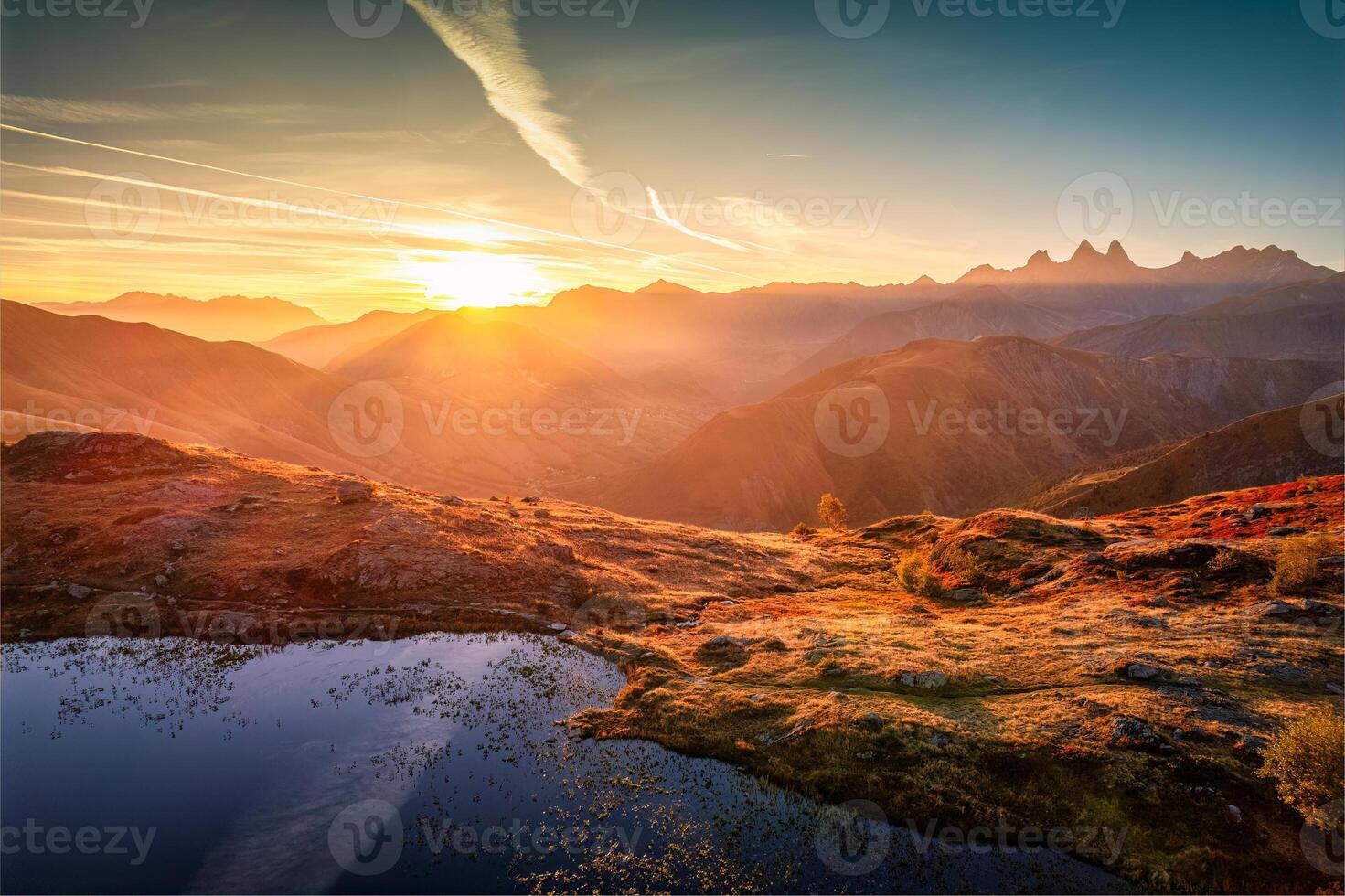 francês Alpes panorama do nascer do sol brilha sobre laca guichard com Arves maciço dentro outono às aiguilles d’arves, França foto