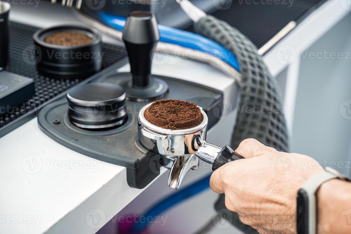 barista segurando porta-filtro com café moído foto