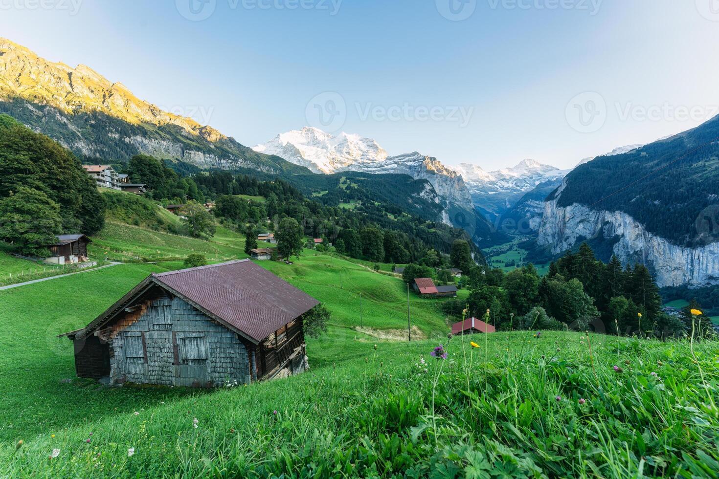 wengen montanha Vila em Bernese oberland e Lauterbrunnen vale com jungfrau montanha dentro a tarde às Suíça foto