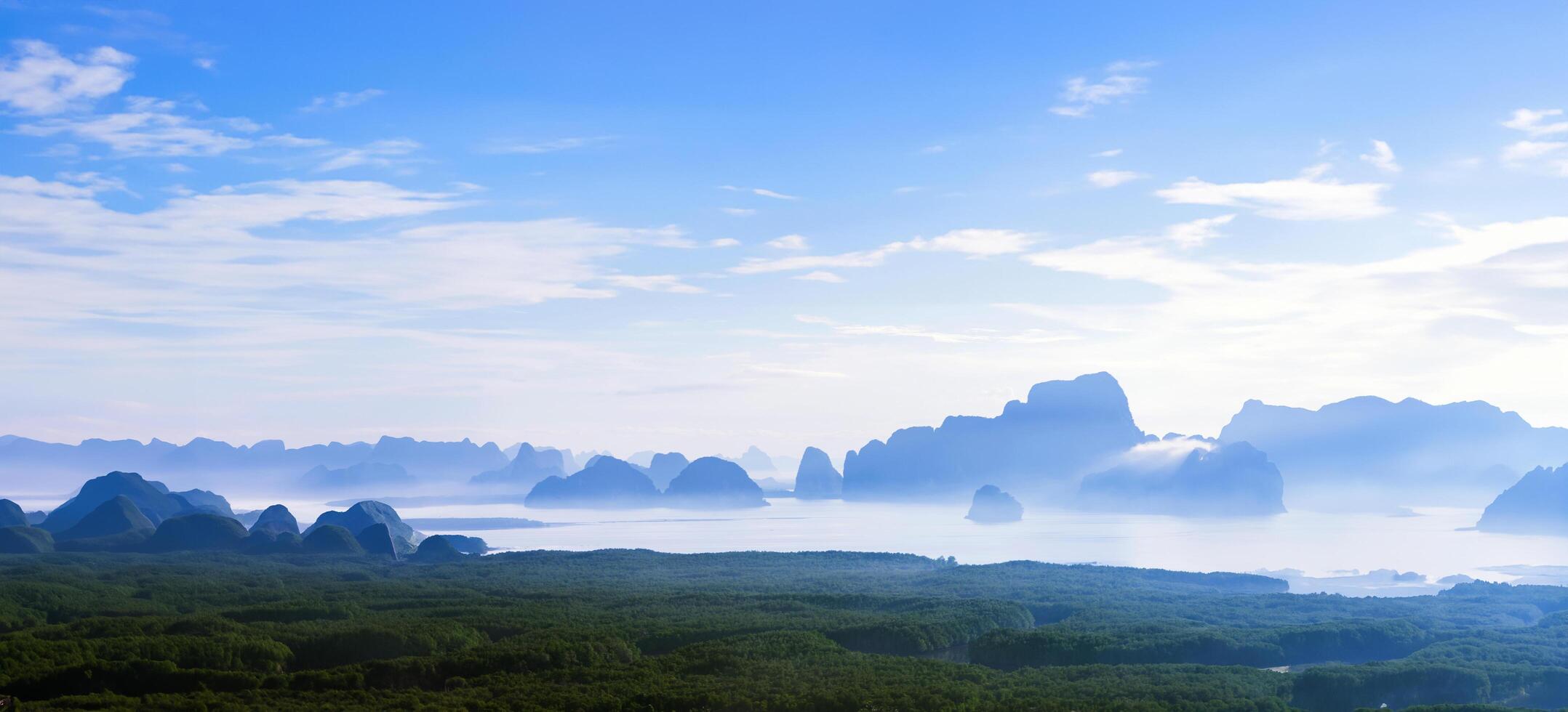 paisagem na montanha no mar no ponto de vista de samet nangshe. Baía de phang nga, natureza de viagens. viajar relaxar. viajar na tailândia, verão, feriado, atrações, natureza, plano de fundo, ao ar livre, praia, montanha foto