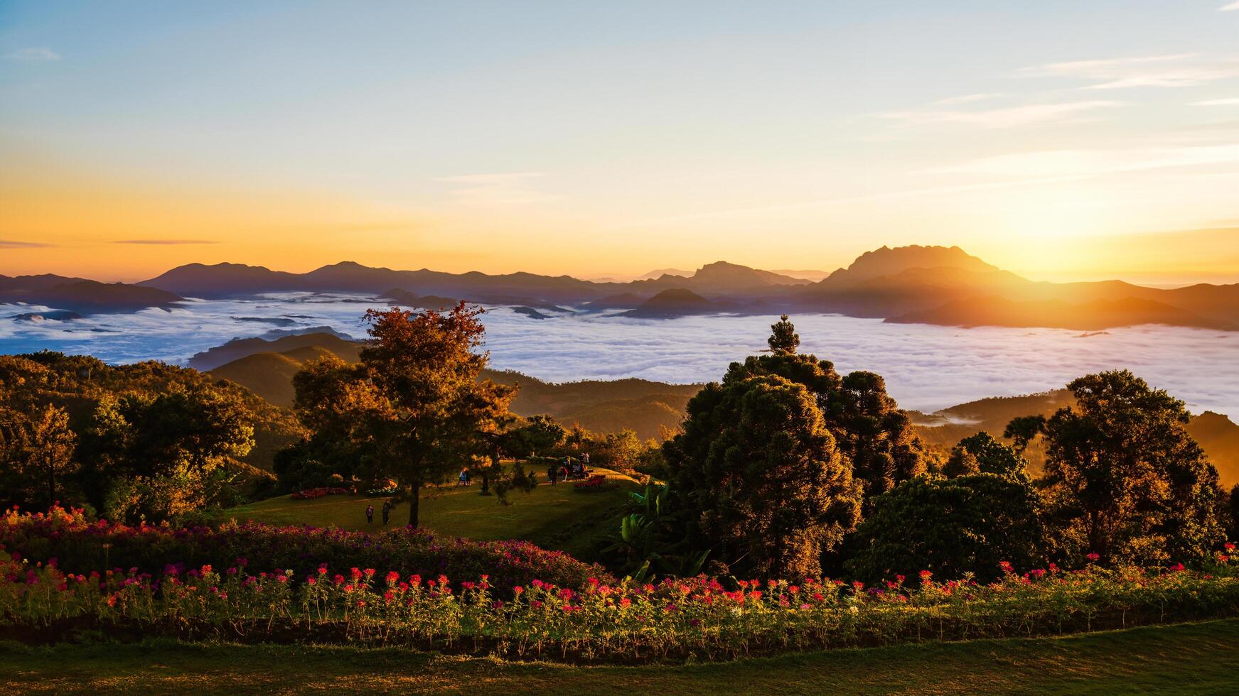 paisagem nascer do sol sobre a névoa e a luz do lindo sol no topo da montanha, parque nacional de huai nam dang atração turística, chiang mai. foto