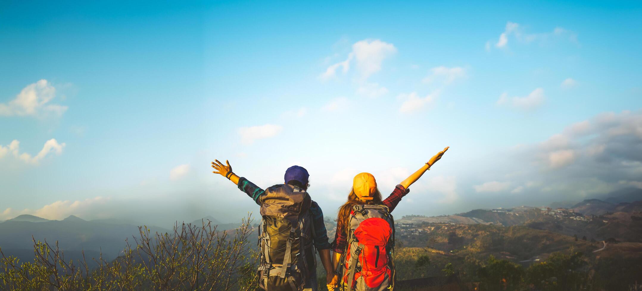 amante mulher e homem ásia viagem natureza. viagem relaxar. natural toque interior. em a montanha. Tailândia foto