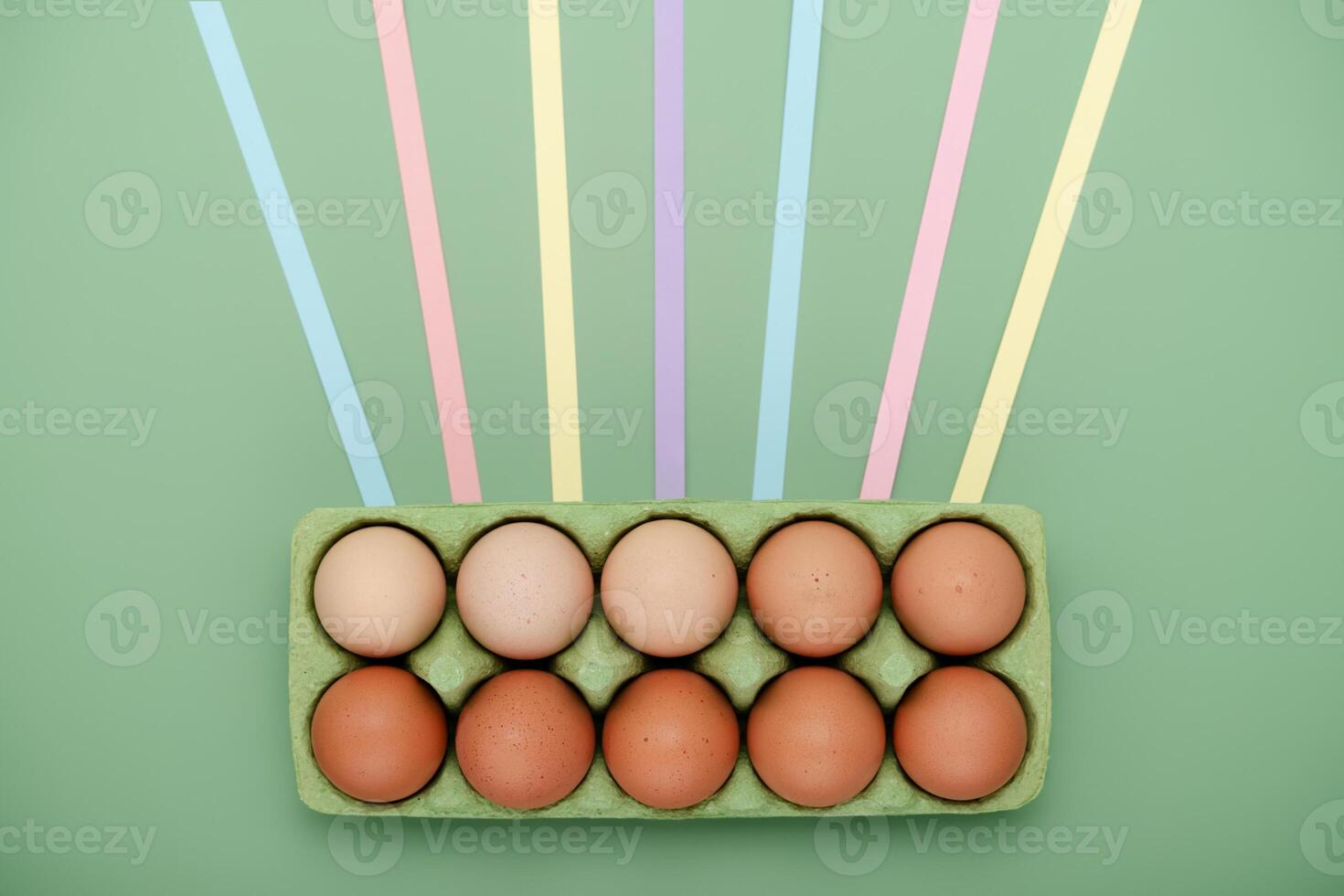 verde cartão do ovos com conduzindo linhas. geométrico Páscoa fundo foto