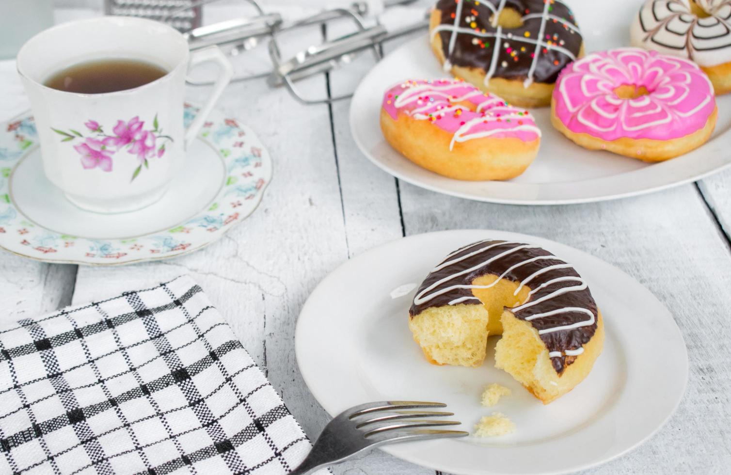 deliciosos e lindos donuts de chocolate foto