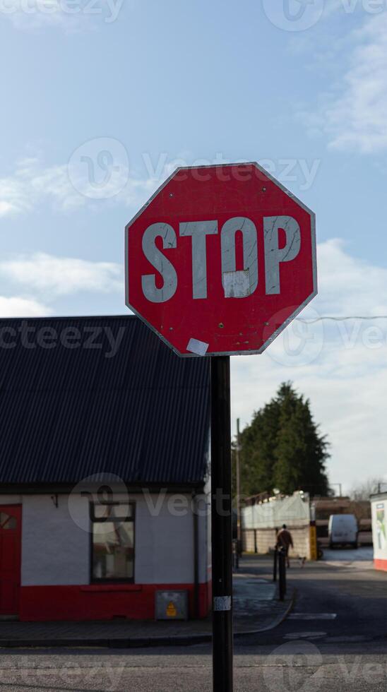 Pare placa em a rua foto