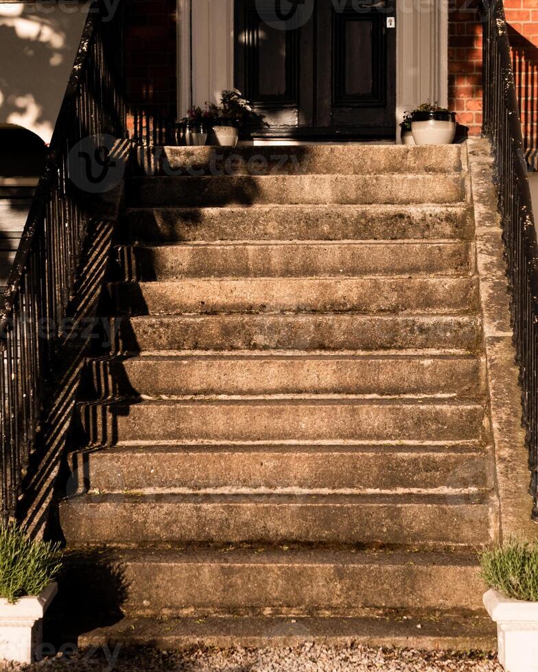 escadas dentro a Sol dentro frente do a velho construção dentro Dublin foto