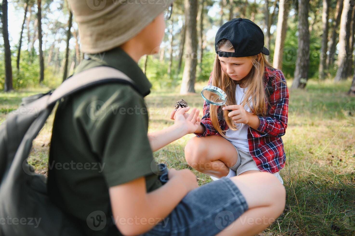 crianças explorando natureza com ampliação vidro. verão atividade para inquisitivo criança. foto