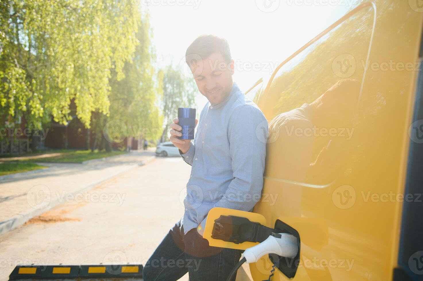 homem cobrando elétrico veículo com cabo foto