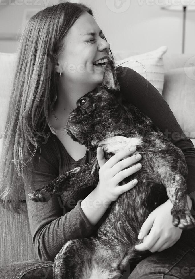 jovem mulher com dela cachorro às lar. adorável animal foto