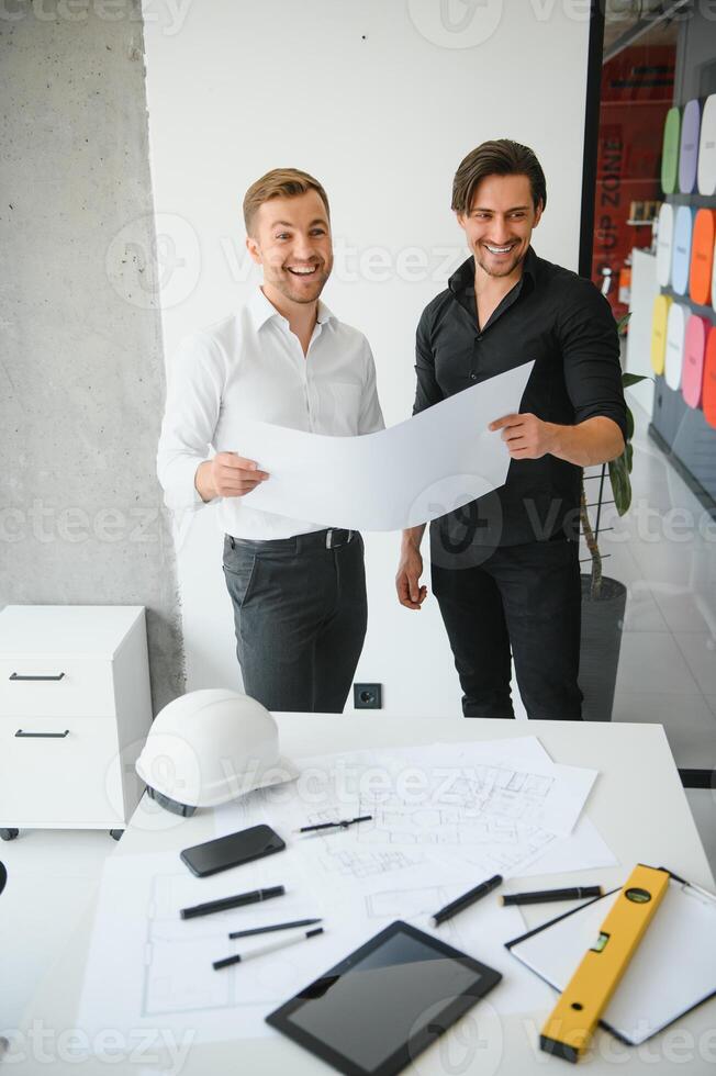 engenheiro ou arquiteto trabalho em equipe trabalhando em construção projeto com construção modelo e projeto dentro escritório. construção conceito. foto