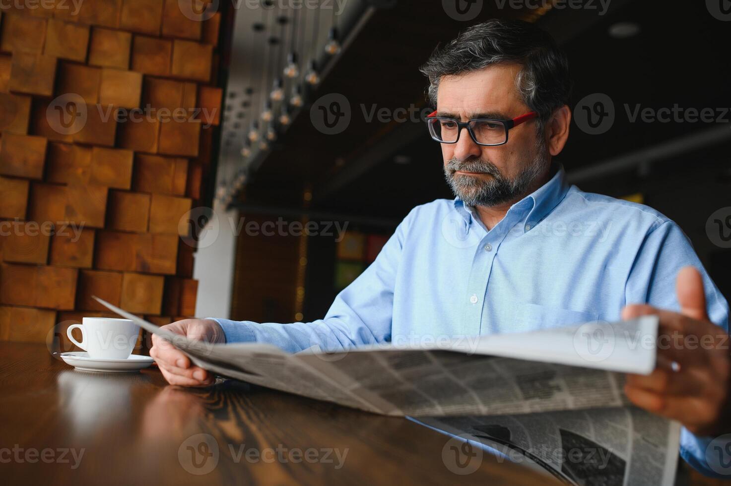 café pausa. homem bebendo café e lendo jornal dentro cafeteria Barra foto