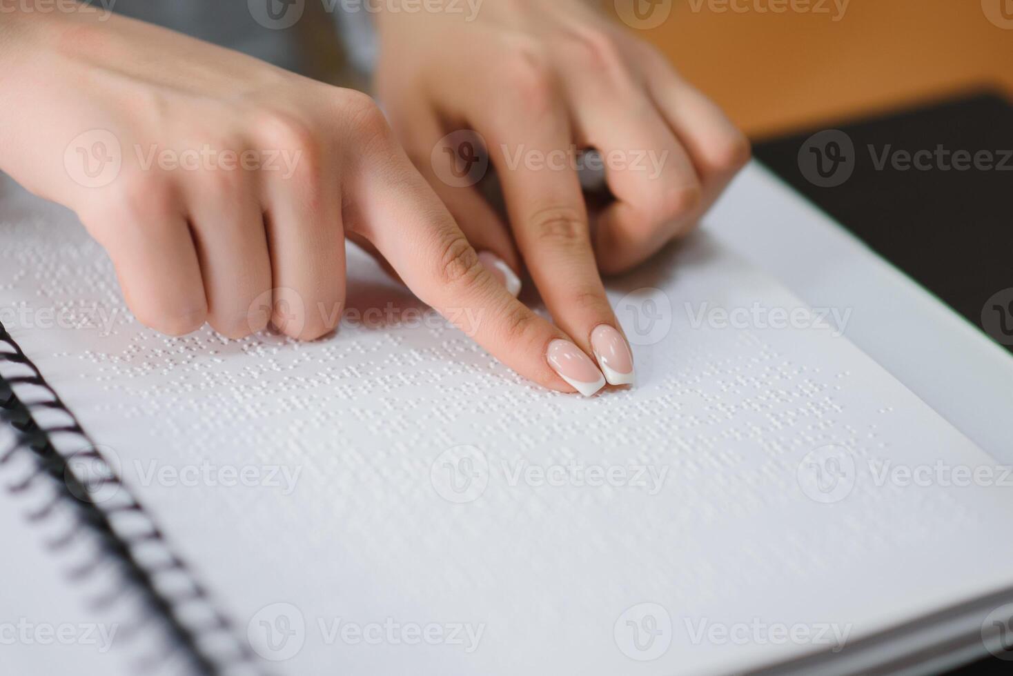 cego mulher ler livro escrito dentro braille. fechar acima dedo toque para braille código foto