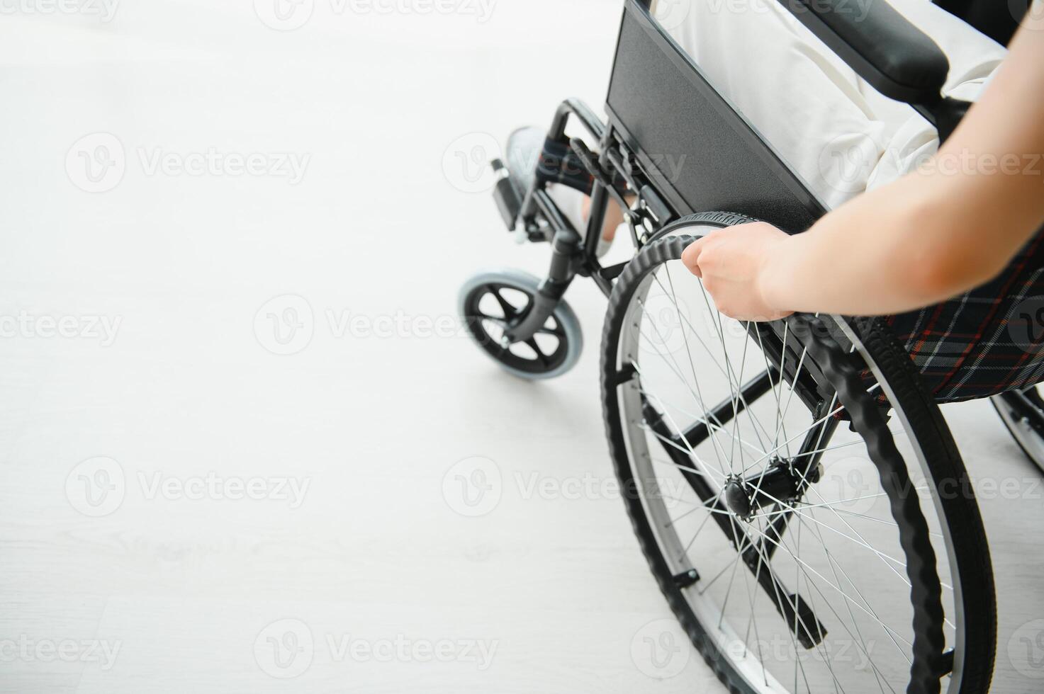 jovem mulher sentado dentro uma cadeira de rodas foto