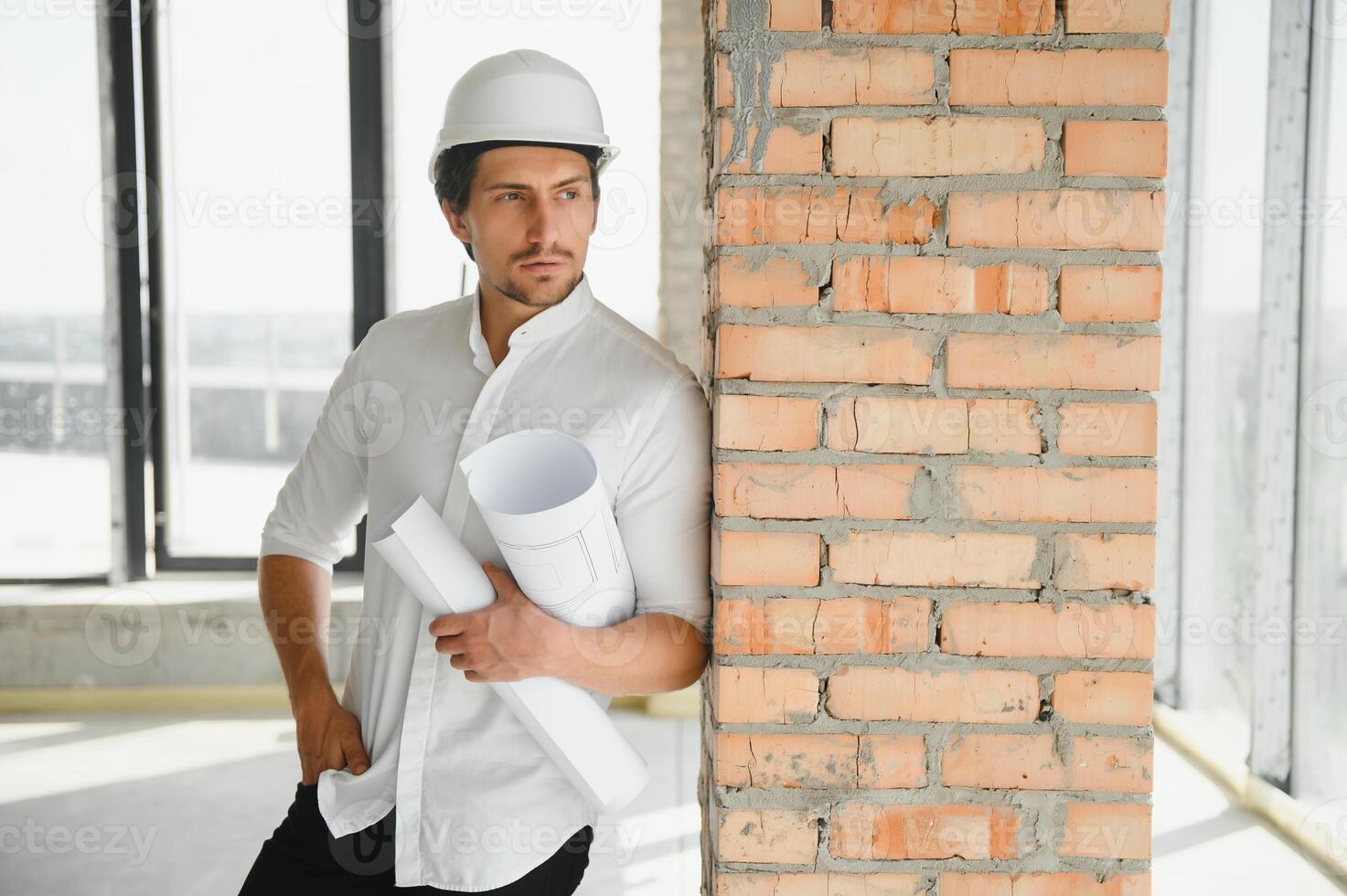 retrato do homem arquiteto às construção local. confiante construção Gerente vestindo capacete. bem sucedido maduro Civil engenheiro às construção local com cópia de espaço. foto