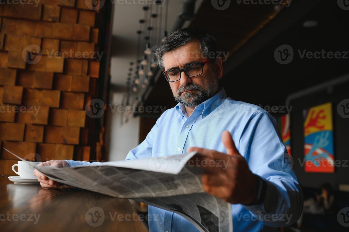 café pausa. homem bebendo café e lendo jornal dentro cafeteria Barra foto