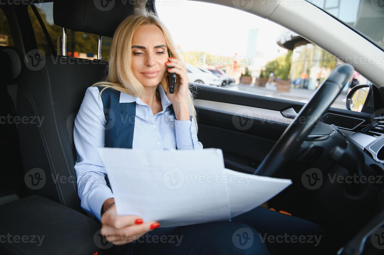 sério o negócio mulher dentro a carro examina importante documentos. foto